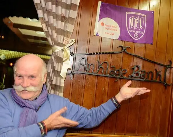 Auf der Anklagebank kann der 73jährige Horst nicht lange sitzen Die Bank ist - фото 16