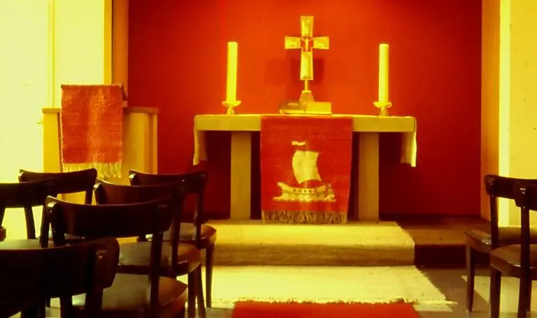 Dort wo sich in der alten Kapelle der Altar befand wird heute an der Bar Bier - фото 21