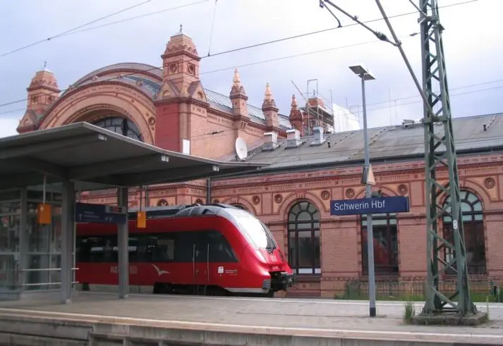 Schwerin Hauptbahnhof Hier am Schweriner Bahnhof wurde ich gleich an meine - фото 9