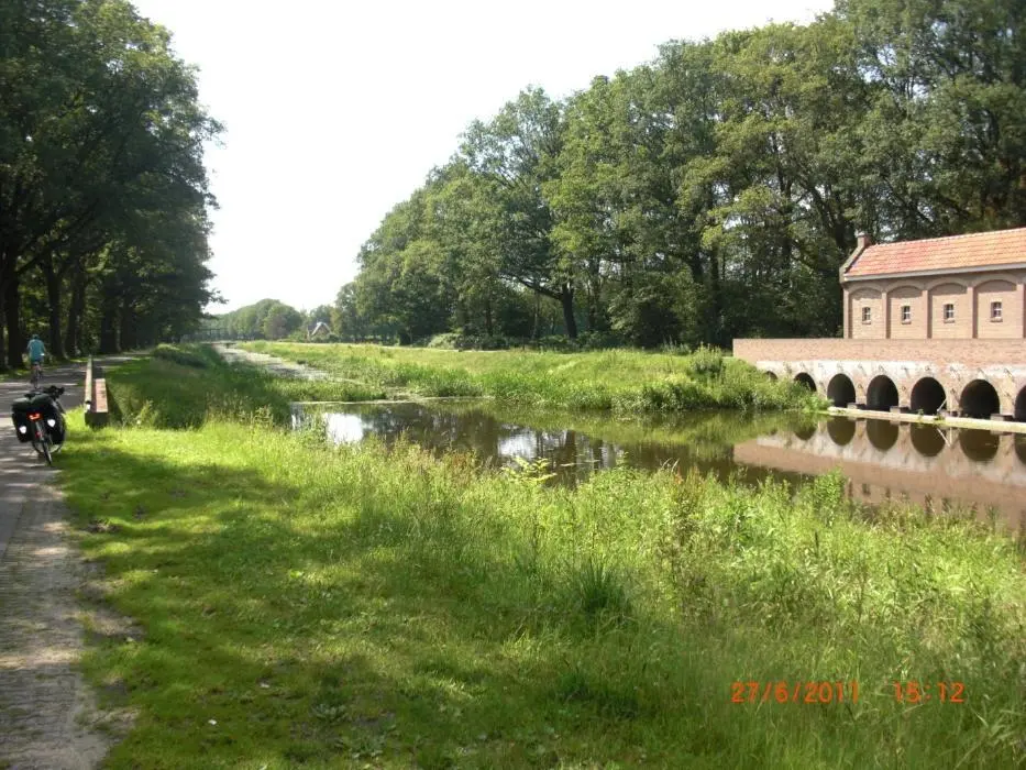 27611 Kanal Niederlande Heute zeigt mein Thermometer 35C im Schatten in - фото 6