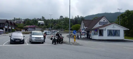 Bei einer anderen Fährstation mussten wir uns in die wartenden Fahrzeuge - фото 9