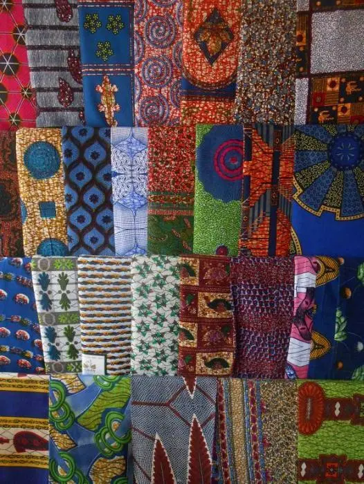 Unzählige Motive und Farben kennzeichnen die afrikanischen Stoffe Vor dem - фото 3