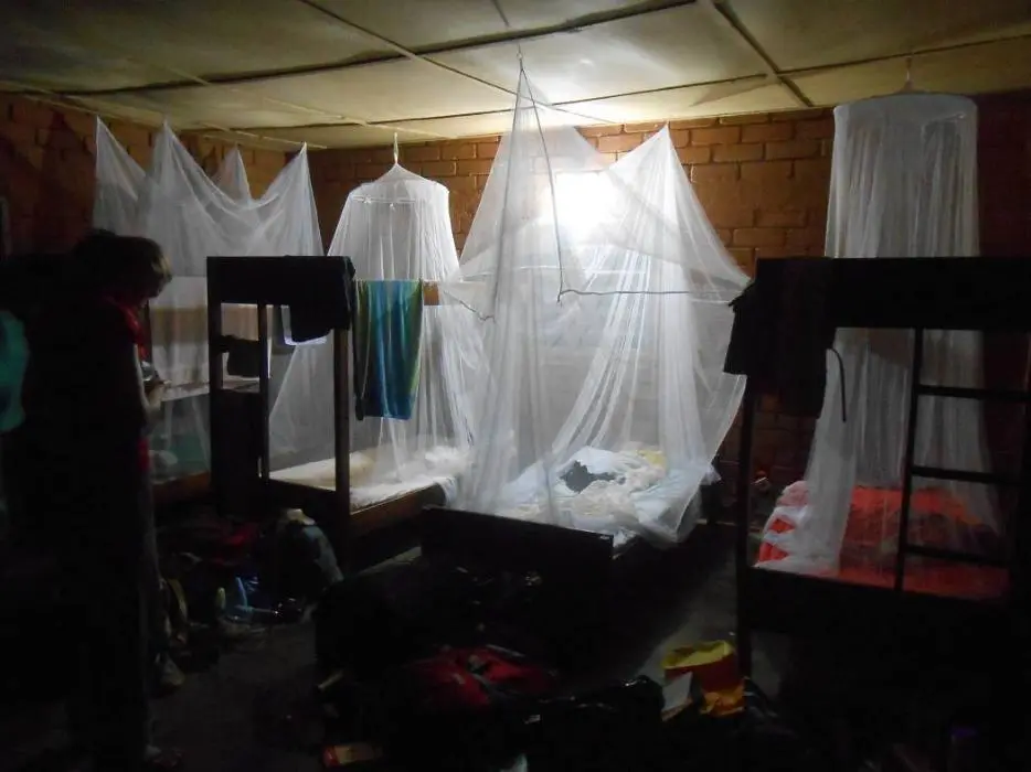Unser Schlafraum bei Nacht An den Fenstern die in Togo so gut wie nie - фото 5