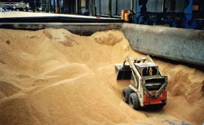 Die Restladung im Raum wurde mit einem Bobcat zusammen geschoben Gelöscht - фото 17