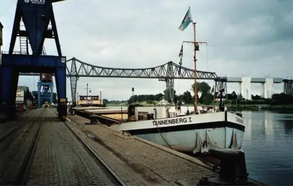 TANNENBERG an seinem Liegeplatz im Kreishafen Am Zielhafen angekommen lud - фото 16