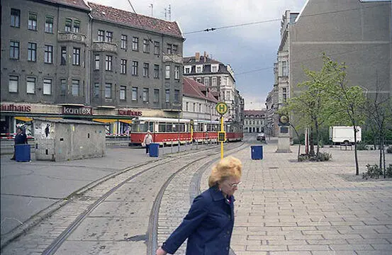 Das Empfangstor vom Schloß ist nicht gerade ein Besichtigungshöhepunkt Von - фото 15