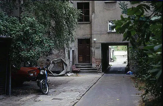 Vielleicht sind das die ganz normalen Menschen die hier in Ostberlin ihr - фото 8