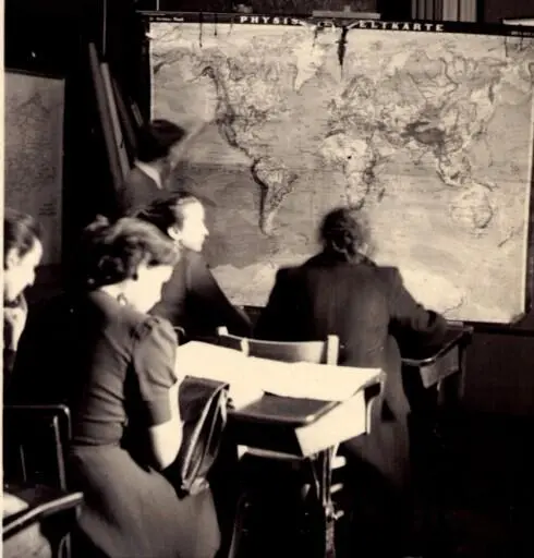 Geographieunterricht bei der Post Der Herausgeber rechts in Postuniform - фото 13