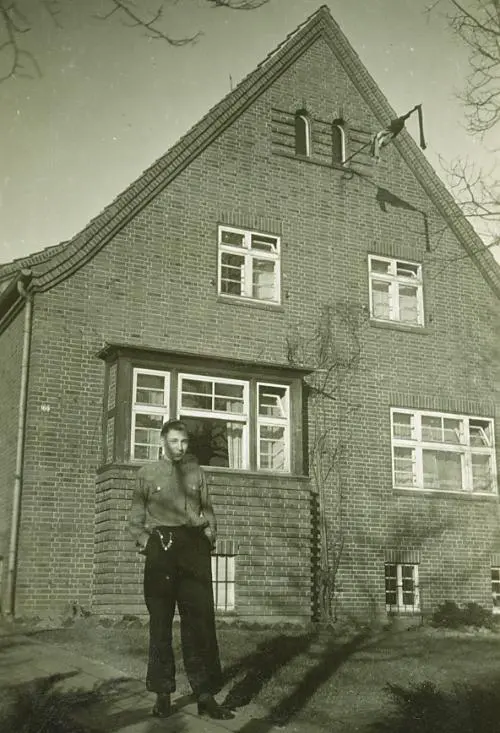 Der Herausgeber vor dem Haus wohnte im Lehrlingsheim der Post in der - фото 18