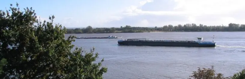 Binnenschiffe heute auf der Elbe 6102017 Begegnung auf der Elbe vor Rissen - фото 7