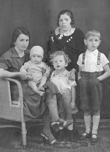 Mutti mit Herbertl Hansi Arnstl dahinter Tanta Marie 1939 Die drei - фото 2