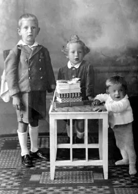 Die drei Brüder zu Arnstls Einschulung 1939 Mein erstes richtiges Märchen war - фото 3