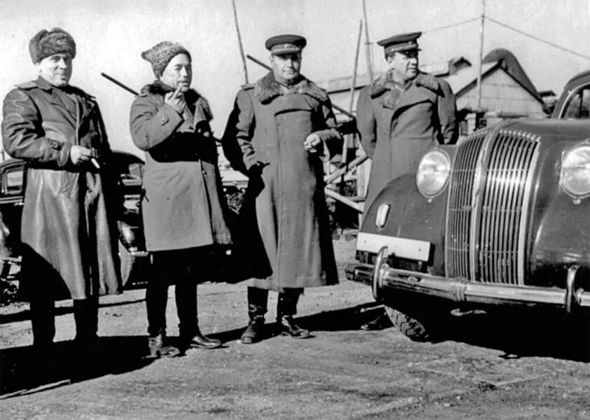 Первый справа член Военного совета 6й гвардейской танковой армии - фото 101