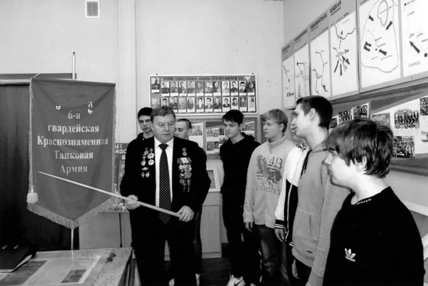 Руководитель московского колледжа 17 В О Оганесян слева проводит занятие - фото 109