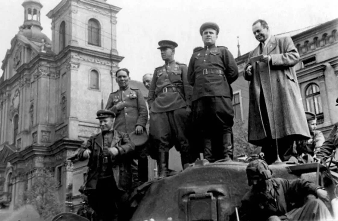 После освобождения Йиглавы Начальник политотдела армии генерал К И Филяшкин - фото 18