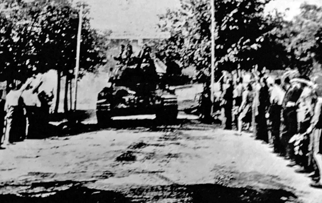 Жители Чехословакии встречают воиновосвободителей 6й гвардейской танковой - фото 20