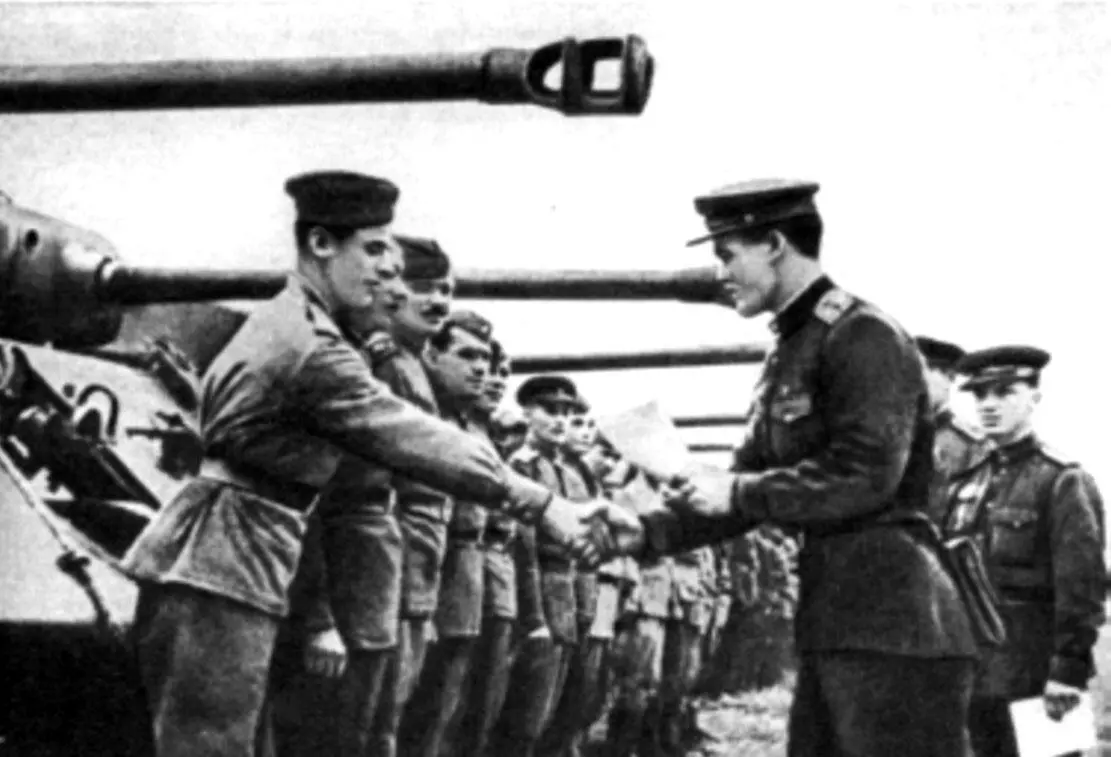 Экипажи получают танки Август 1945 г Маршу предшествовала большая - фото 32