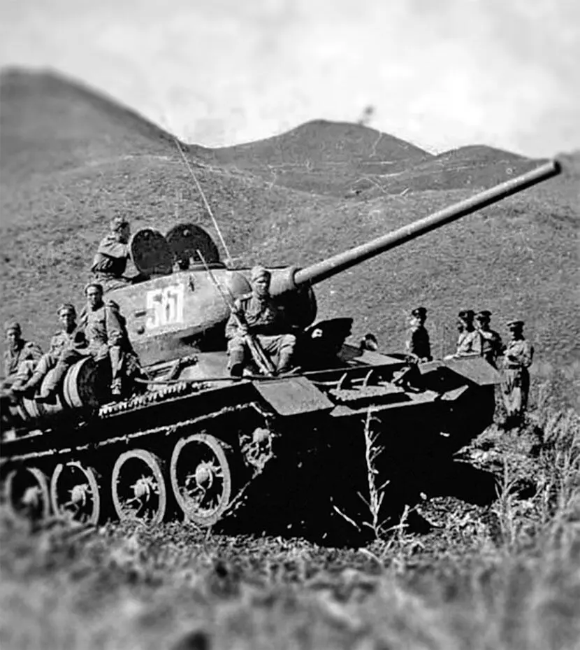 Танкисты преодолевают хребет Большой Хинган Август 1945 г Маньчжурия - фото 62