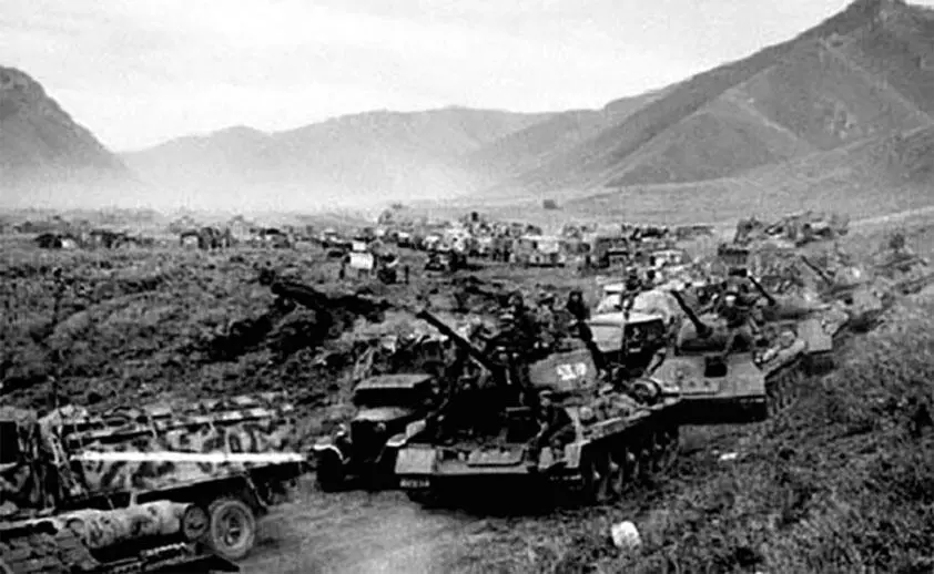 Танкисты преодолевают хребет Большой Хинган Август 1945 г Маньчжурия - фото 64
