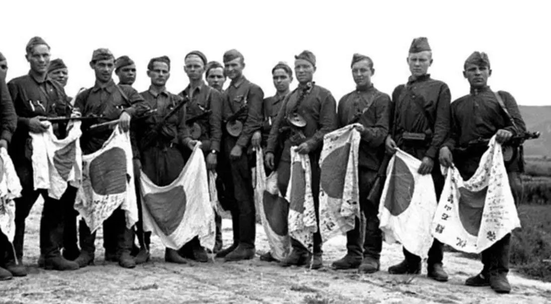 Разведчики 6й гвардейской танковой армии с захваченными японскими знаменами - фото 76