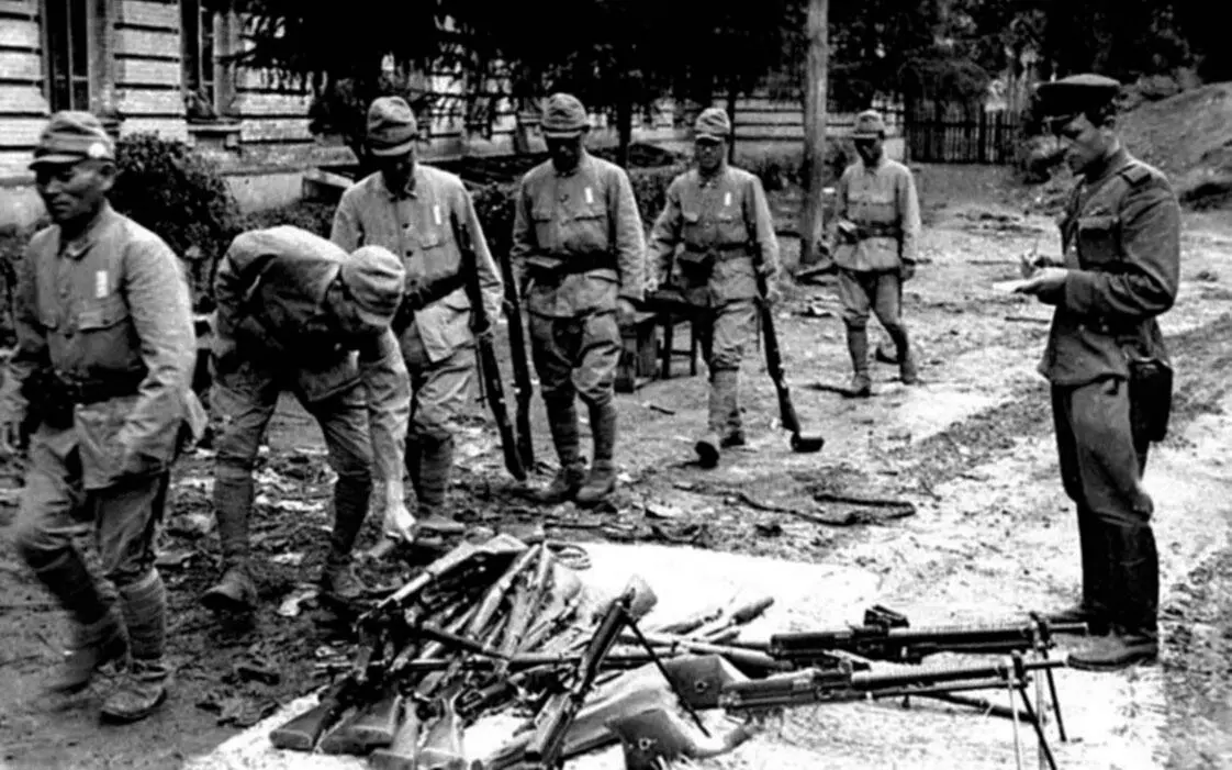 Пленные японские солдаты сдают свое оружие Август 1945 г Вслед за - фото 77