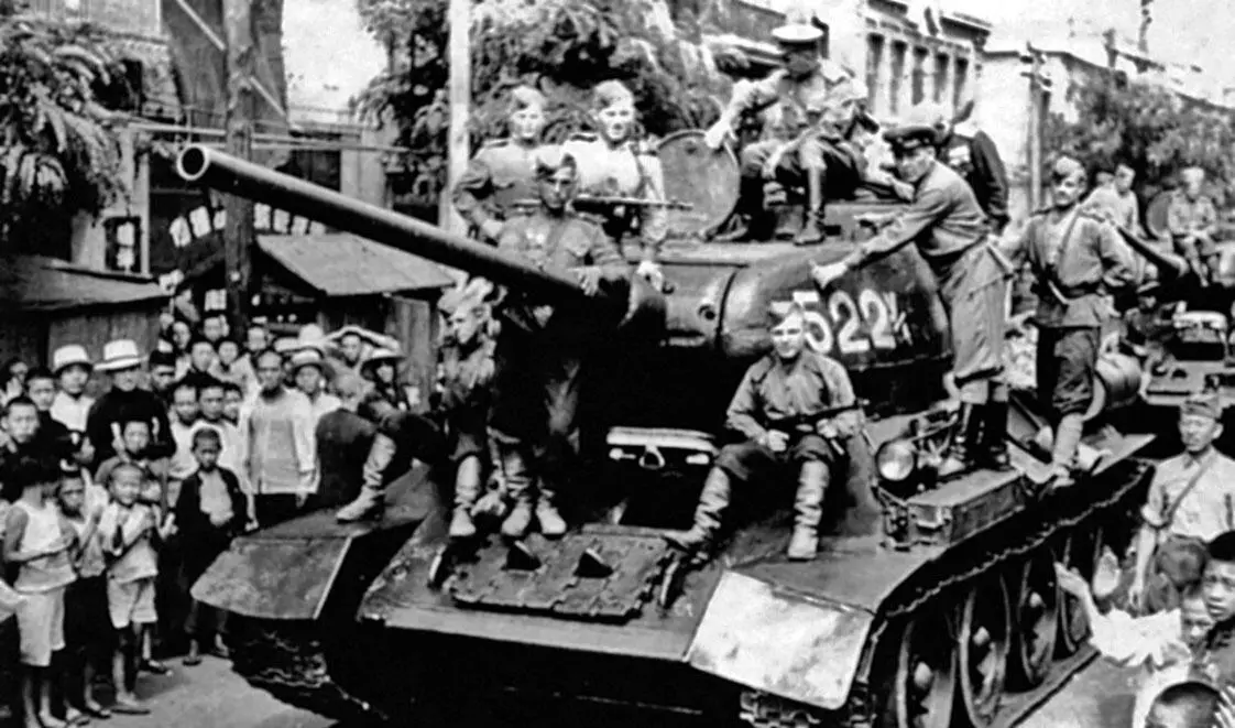 Колонна танков Т3485 7го механизированного корпуса с десантом на улицах - фото 78