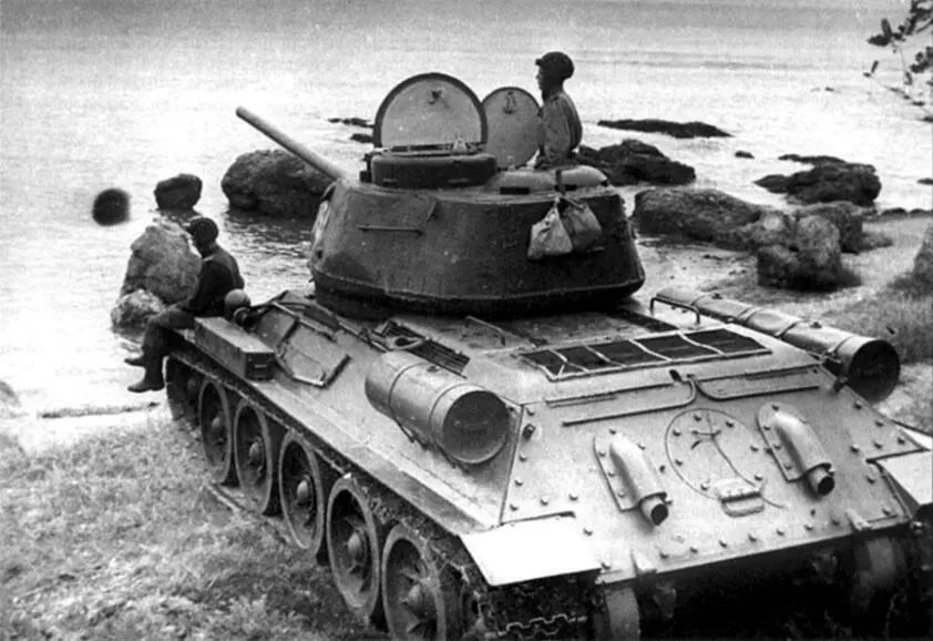 Танки 6й гвардейской танковой армии на побережье Ляодунского залива - фото 83