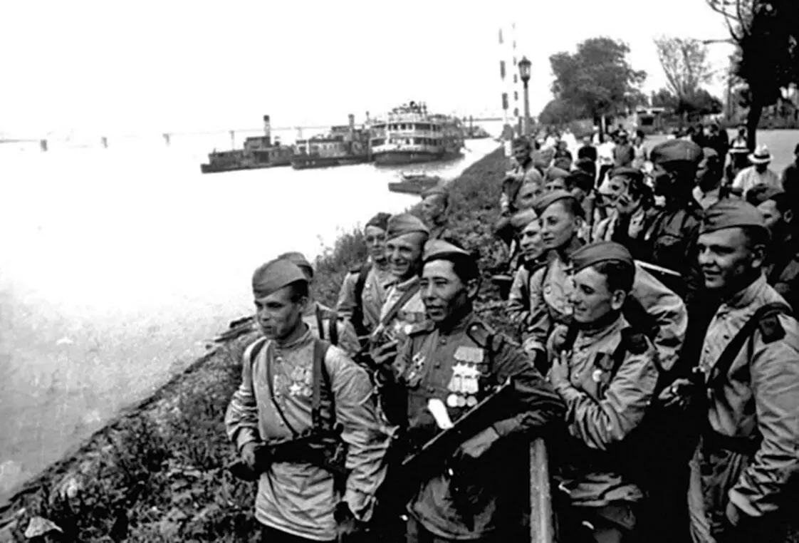И на Тихом океане свой закончили поход Август сентябрь 1945 г Второй - фото 86