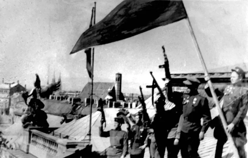 Воины 6й гвардейской танковой армии водрузили победное Знамя Август 1945 г - фото 91