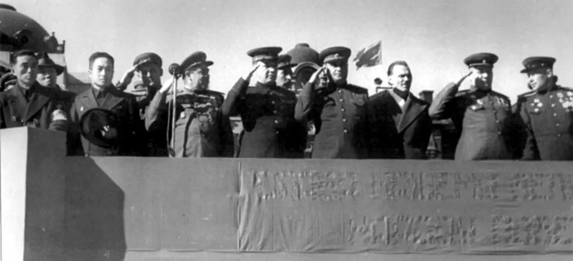 Парад Советских войск по случаю разгрома японской Квантунской армии В центре - фото 93
