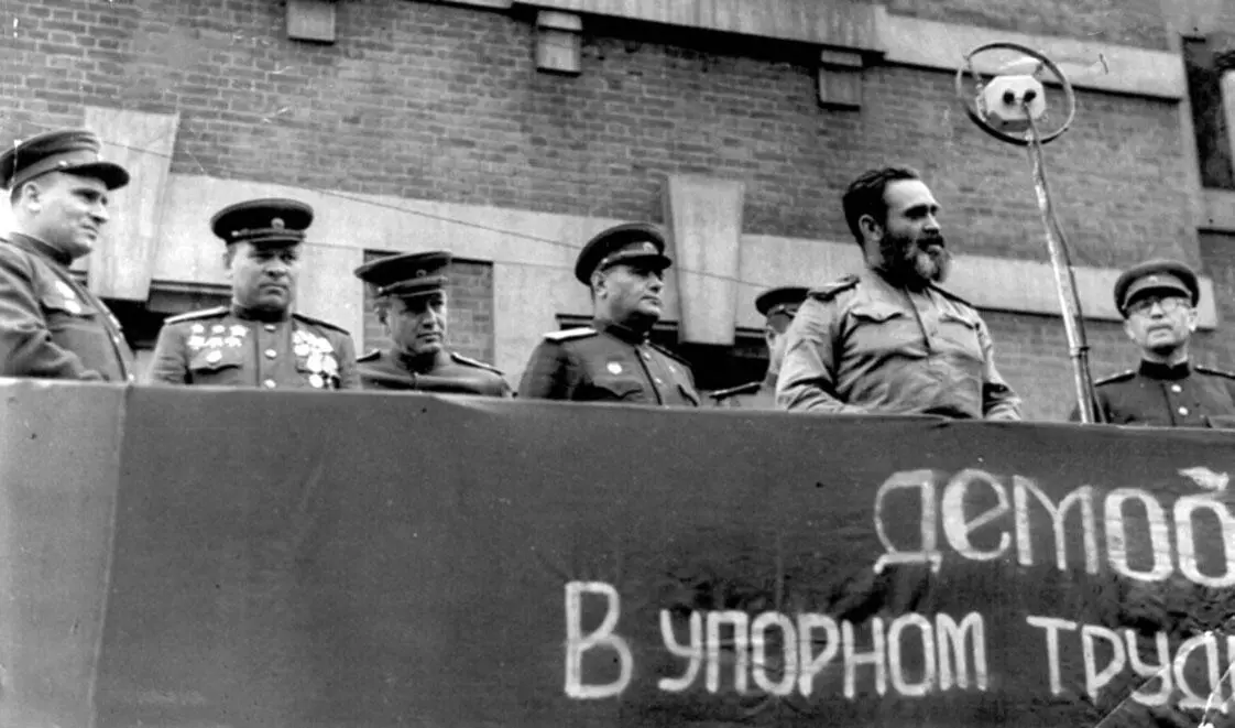 Проводы командованием 6й гвардейской танковой армии первых демобилизованных - фото 94