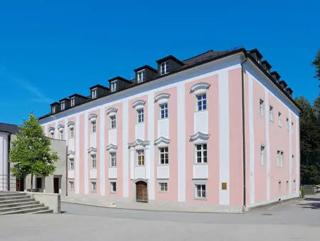 Am Rückweg zum Schloss treffen wir den Ordensrektor und Direktor des - фото 3