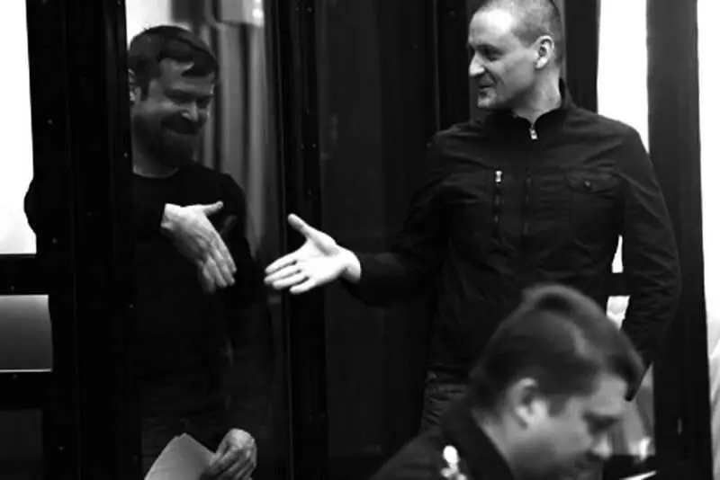 Держись Леонид С Удальцова ведут на очередное судебное заседание Беседа с - фото 32