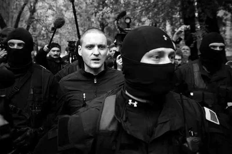 С Удальцова ведут на очередное судебное заседание Беседа с А Навальным - фото 33