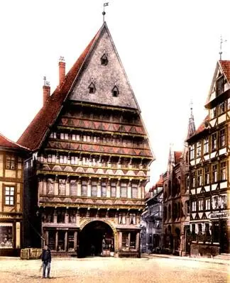 Aus dem Jahr 1526 stammt das imposante Knocherhaueramtshaus am Marktplatz in - фото 58
