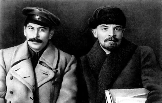 Сталин и Ленин на VIII съезде партии в марте 1919 года Имея широкую поддержку - фото 4