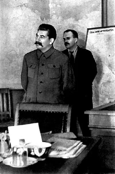 Сталин и Молотов в Кремле в январе 1936 года обсуждают планы развития - фото 6