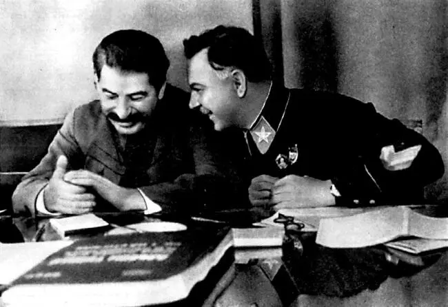 ИВ Сталин и КЕ Ворошилов Декабрь 1935 г В манере поведения Сталина - фото 11