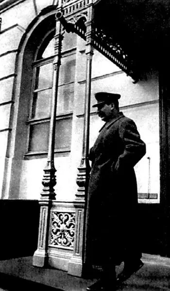 Кремль Май 1935 г А Сталин которого Ленин называл вернейшим и деятельнейшим - фото 120