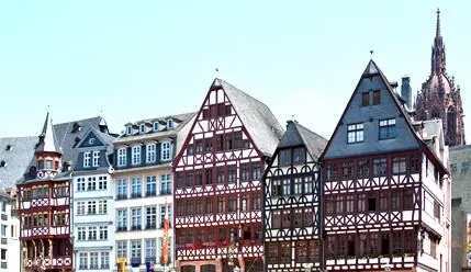 Wer auf dem Römerberg vor dem Rathaus steht im Hintergrund prächtig herrschend - фото 8