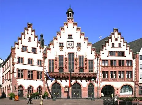 Rathaus Wer auf dem Römerberg vor dem Rathaus steht im Hintergrund prächtig - фото 7