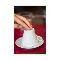 Nach dem Umstülpen werden die Finger auf die Tasse gedrückt Hier darf der - фото 4