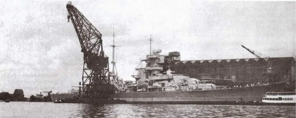 Адмирал Хиппер в Киле в июне 1939 г вверху и Принц Ойген у стенки завода - фото 16