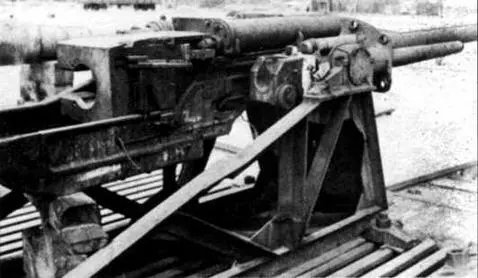 Спаренная установка 128 и 75мм пушек во время испытаний на полигоне Башня - фото 21