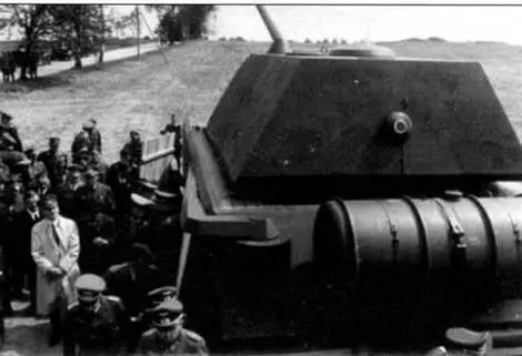 Демонстрация Гитлеру полноразмерного макета танка Porsche Тур 205 14 мая 1943 - фото 7