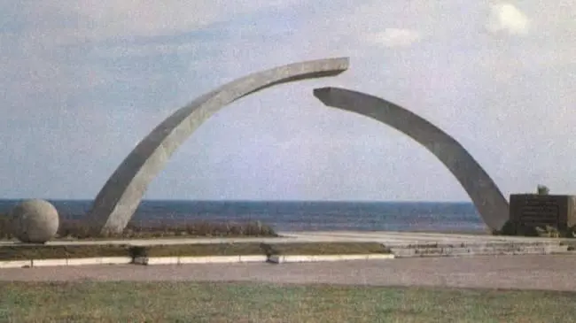 Памятник Разорванное кольцо в честь защитников Ленинграда 12 января 1943 - фото 177