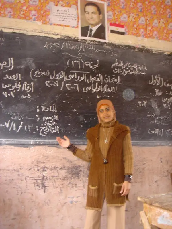 Mona in ihrem ehemaligen Klassenraum Ich kam auf die Mittelschule In dieser - фото 10