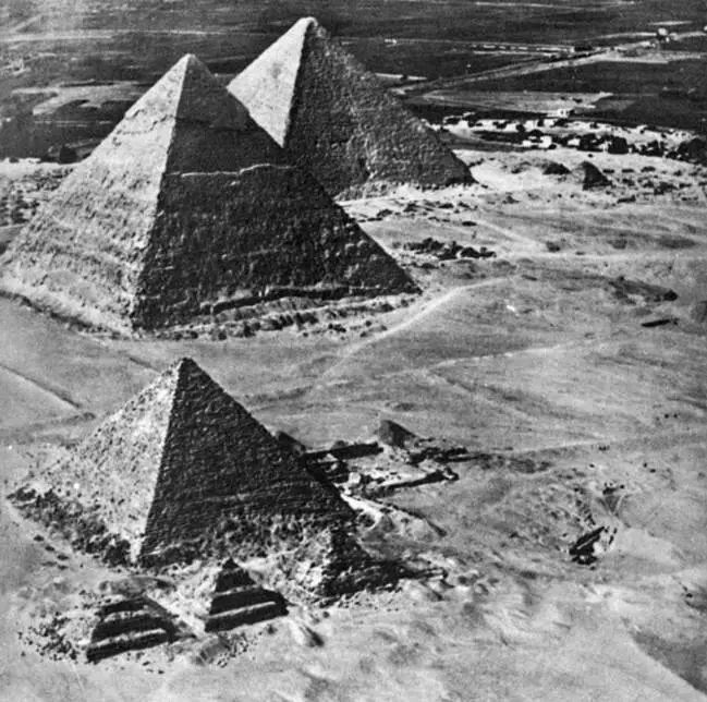 Рис 1 Пирамиды Хеопса Хефрена и Микерина в Гизе Четвертая династия XXVII - фото 1