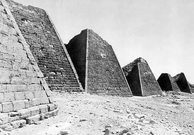 Пирамиды Мероэ 295 год до н э 350 год н э Фрагмент двух пирамид в Мероэ - фото 73