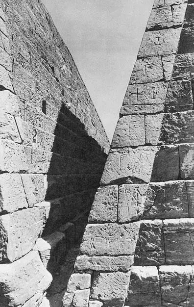Фрагмент двух пирамид в Мероэ Эта пирамида выглядит почти как новенькая - фото 74